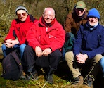 Unsere netten Männer bei der Brotzeit auf dem Holzsteg im Belgischen Hochmoor Hohes Venn Unsere netten Männer bei der Brotzeit auf dem Holzsteg im Belgischen Hochmoor Hohes Venn