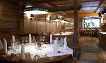 Unsere Hotel - der urige Speisesaal mit altem Holz - gay wandern in Matrei-Osttirol Unsere Hotel - der urige Speisesaal mit altem Holz - gay wandern in Matrei-Osttirol
